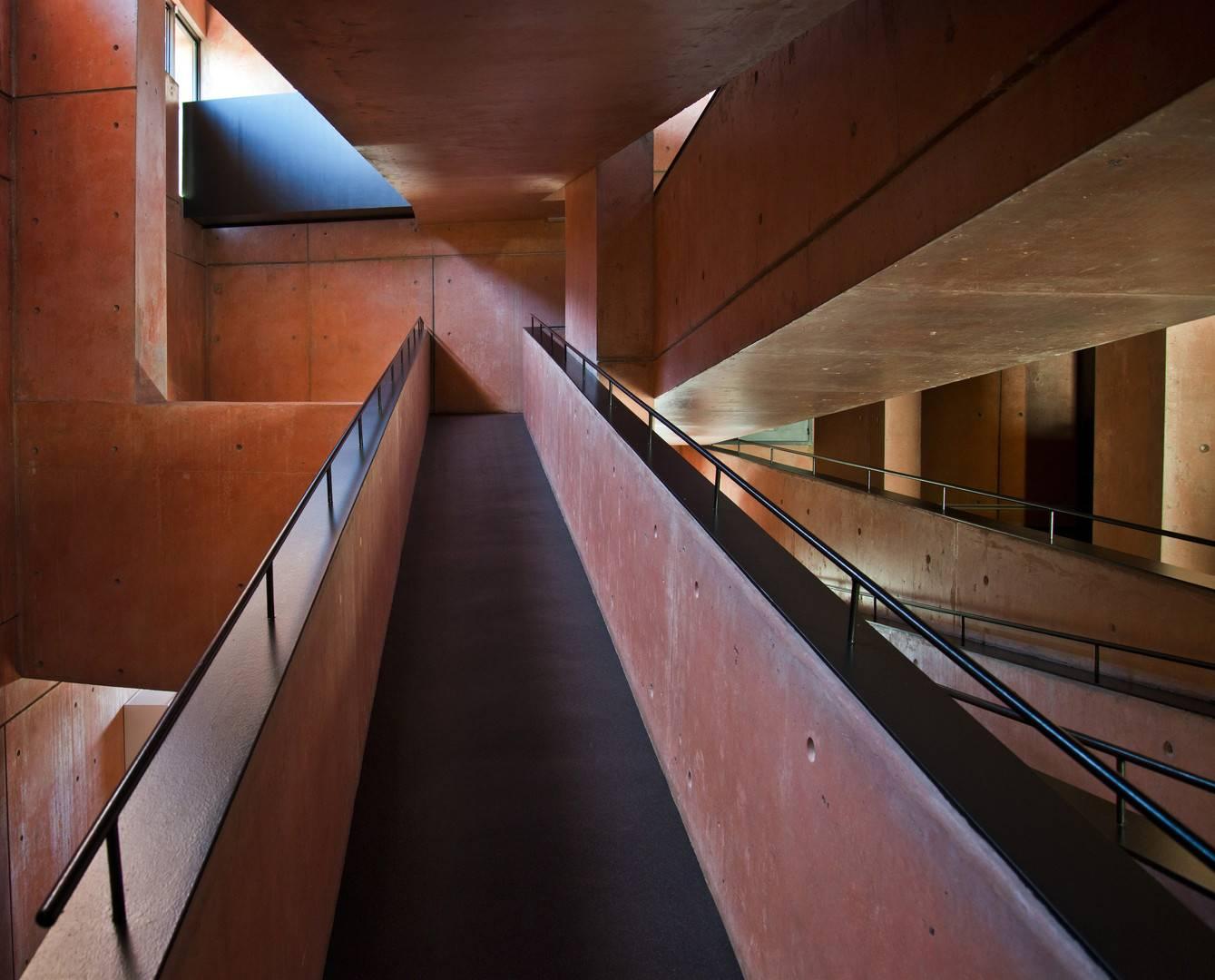 Vue sur les murs de fer rougeâtre à l'intérieur du musée d'Oteiza